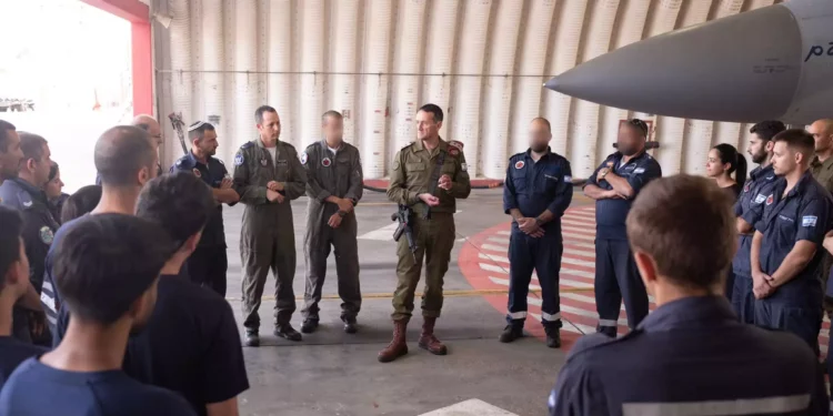 El Jefe de Estado Mayor de las FDI, Teniente General Herzi Halevi, habla a las tropas en la base aérea de Tel Nof de la Fuerza Aérea de Israel, 18 de octubre de 2023. (Fuerzas de Defensa de Israel)