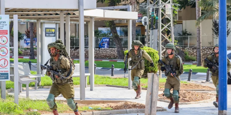 Israel evacua a civiles de la periferia de Gaza