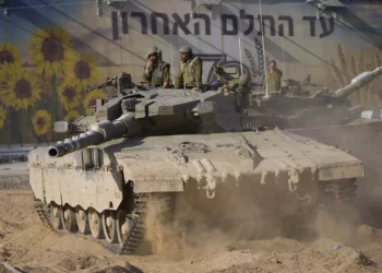 Soldados israelíes mueven un tanque en una zona de reagrupamiento cerca de la frontera con la Franja de Gaza, en el sur de Israel, el 15 de octubre de 2023. (AP Photo/Ohad Zwigenberg)