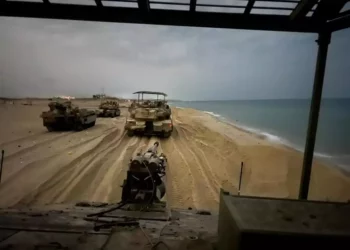 Tanques de las FDI se adentran en la costa del norte de la Franja de Gaza, 29 de octubre de 2023. (Fuerzas de Defensa de Israel)