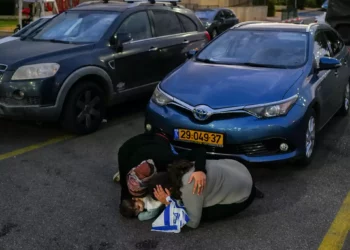 Israelíes se ponen a cubierto mientras suena una sirena antiaérea en la ciudad norteña de Katzrin, en los Altos del Golán, el 11 de octubre de 2023. (Michael Giladi/Flash90)