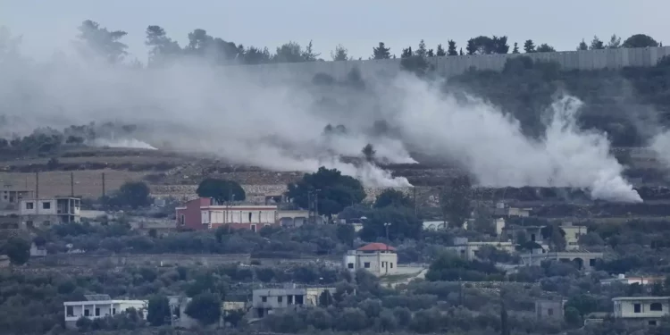 Se levanta humo tras un ataque de artillería israelí en al-Bustan, un pueblo libanés fronterizo con Israel, sur del Líbano, 18 de octubre de 2023. (AP Photo/Hussein Malla)