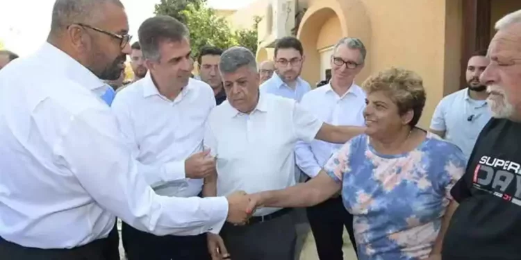 Eli Cohen junto a un ministro británico visitan la ciudad de Ofakim