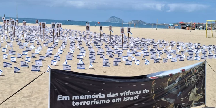 1400 banderas de Israel en playa de Brasil por víctimas de Hamás