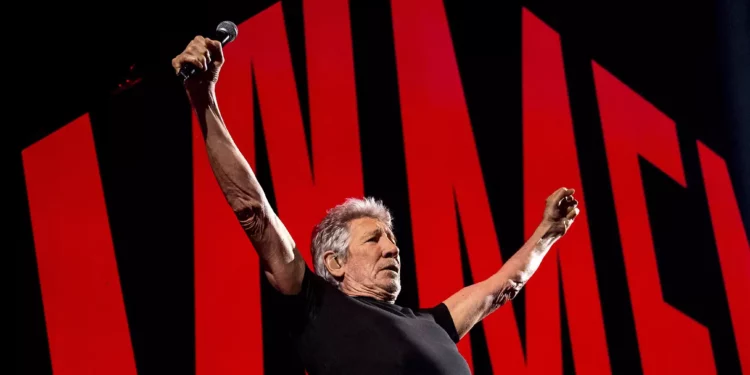 Roger Waters actúa en el Barclays Arena de Hamburgo, Alemania, el 7 de mayo de 2023, para dar comienzo a su gira 'This Is Not A Drill' por Alemania. (Daniel Bockwoldt/dpa vía AP)