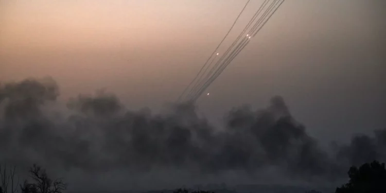 Una imagen tomada desde la ciudad de Sderot, en el sur de Israel, muestra cohetes disparados desde Gaza hacia Israel mientras sale humo de los ataques israelíes el 28 de octubre de 2023. (Aris Messinis/AFP)