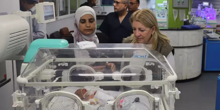 Catherine Russell, directora ejecutiva de UNICEF, visita el Hospital Nasser en Khan Younis, Gaza, el 14 de noviembre de 2023. (UNICEF/ UNI470988)