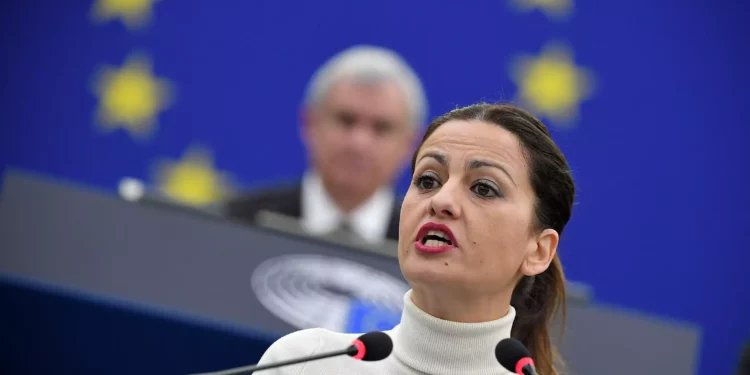 Sira Rego se dirige al Parlamento Europeo durante una sesión plenaria para elegir a su nuevo presidente en Estrasburgo el 18 de enero de 2022. (PATRICK HERTZOG / AFP)