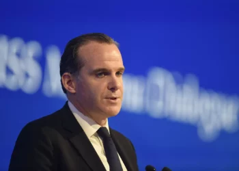 Brett McGurk, Coordinador de la Casa Blanca para Oriente Medio y el Norte de África, habla durante el 17º Diálogo del IISS en Manama, capital de Bahréin, el 21 de noviembre de 2021. (Mazen Mahdi/AFP)