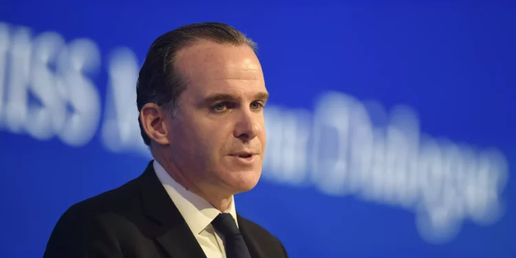 Brett McGurk, Coordinador de la Casa Blanca para Oriente Medio y el Norte de África, habla durante el 17º Diálogo del IISS en Manama, capital de Bahréin, el 21 de noviembre de 2021. (Mazen Mahdi/AFP)