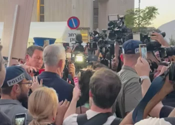 El presidente de la Unidad Nacional, Benny Gantz, en la Plaza de los Rehenes de Tel Aviv el 24 de noviembre de 2023. (Captura de pantalla/X)
