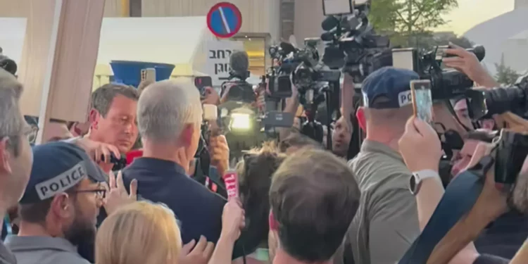 El presidente de la Unidad Nacional, Benny Gantz, en la Plaza de los Rehenes de Tel Aviv el 24 de noviembre de 2023. (Captura de pantalla/X)