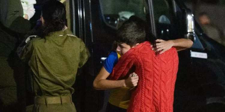 Hamás obligó a niño israelí a ver vídeos de la masacre mientras le apuntaban con un arma