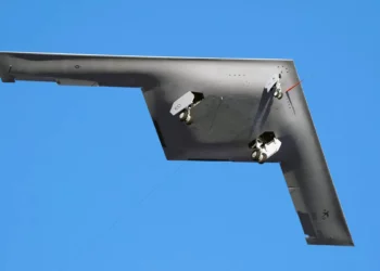 Primer vuelo del B-21 Raider: un amanecer innovador en aviación