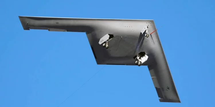 Primer vuelo del B-21 Raider: un amanecer innovador en aviación