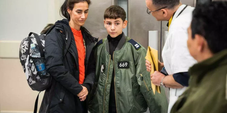 Eitan Yahalomi, de 12 años, con su madre en el hospital de Ichilov el 27 de noviembre de 2023 tras ser liberado por Hamás en un acuerdo de tregua. (FDI)