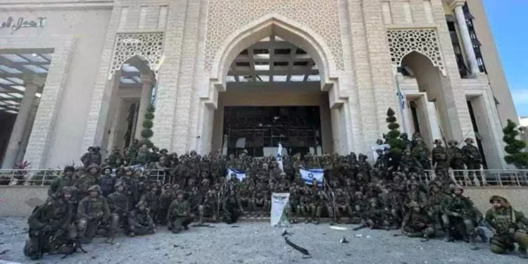 Fotografía sin fechar que, al parecer, muestra a tropas de la Brigada Nahal de la FDI ante el tribunal de Hamás en la ciudad de Gaza (Utilizada de conformidad con la cláusula 27a de la Ley de Propiedad Intelectual).