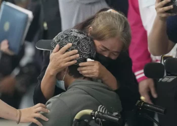 Un familiar abraza a un trabajador tailandés en el extranjero que fue evacuado de Israel tras los atentados de Hamás del 7 de octubre, mientras él y otras personas llegan al aeropuerto internacional de Suvarnabhumi, en la provincia tailandesa de Samut Prakarn, el 12 de octubre de 2023. (AP Photo/Sakchai Lalit, Archivo)