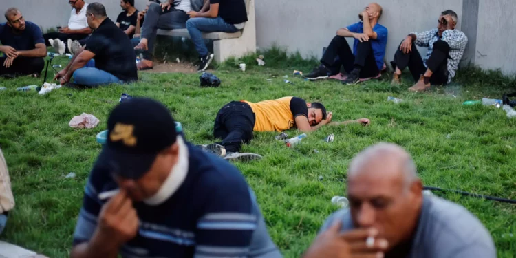 Trabajadores palestinos descansan mientras esperan para cruzar el cruce de Erez hacia Israel en el norte de la Franja de Gaza el 4 de septiembre de 2022. (Crédito: REUTERS/MOHAMMED SALEM)