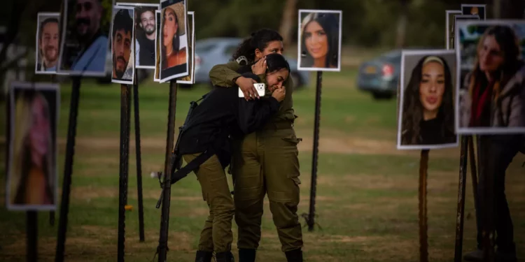 Fotos de los participantes de la fiesta Nova que fueron asesinados y secuestrados por la organización terrorista Hamás el 7 de octubre de 2023 se muestran en el lugar de la masacre del festival de música, en Re'im, el 28 de noviembre de 2023 (Yonatan Sindel/Flash90)