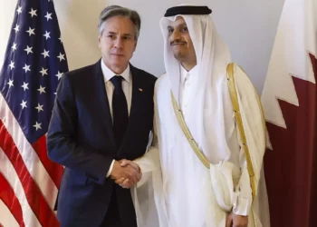 El secretario de Estado estadounidense Antony Blinken, a la izquierda, se reúne con el primer ministro y ministro de Asuntos Exteriores de Qatar, el jeque Mohammed bin Abdulrahman bin Jassim Al-Thani, en un hotel durante una jornada de reuniones, en medio de la guerra en curso entre Israel y Hamás, en Ammán, Jordania, el 4 de noviembre de 2023.(Jonathan Ernst/Pool Photo via AP).