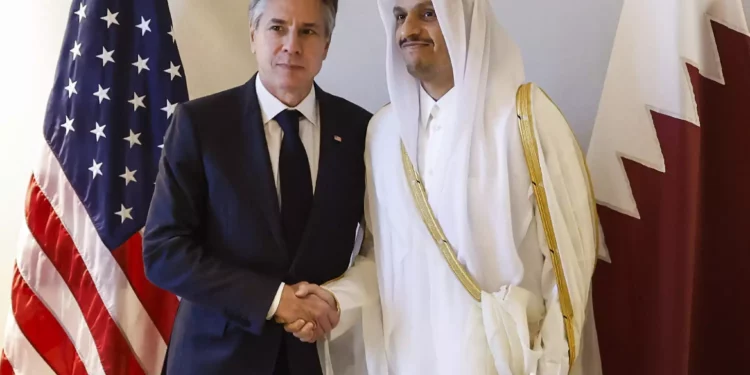 El secretario de Estado estadounidense Antony Blinken, a la izquierda, se reúne con el primer ministro y ministro de Asuntos Exteriores de Qatar, el jeque Mohammed bin Abdulrahman bin Jassim Al-Thani, en un hotel durante una jornada de reuniones, en medio de la guerra en curso entre Israel y Hamás, en Ammán, Jordania, el 4 de noviembre de 2023.(Jonathan Ernst/Pool Photo via AP).