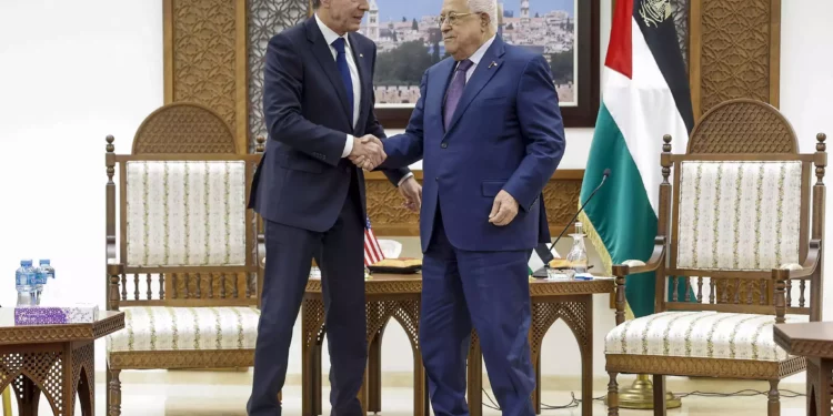 El Secretario de Estado de EE.UU. Antony Blinken (I) se reúne con el presidente de la Autoridad Palestina Mahmoud Abbas en la ciudad cisjordana de Ramallah el 5 de noviembre de 2023 (JONATHAN ERNST / POOL / AFP)