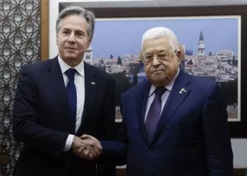 El secretario de Estado de EE.UU., Antony Blinken, se reúne con el presidente de la Autoridad Palestina, Mahmoud Abbas, en medio del actual conflicto entre Israel y el grupo terrorista islamista palestino Hamás, en Ramala, Cisjordania, el 5 de noviembre de 2023. (Jonathan Ernst/Pool photo via AP)