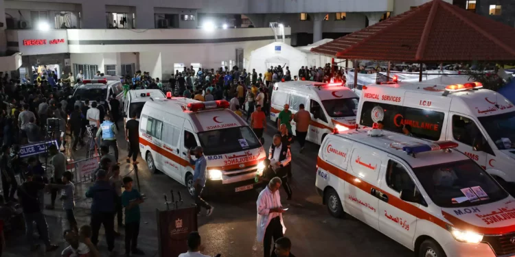 Las ambulancias se agolpan a la entrada de la sala de urgencias del hospital Al-Shifa de la ciudad de Gaza el 15 de octubre de 2023. (Dawood NEMER / AFP)