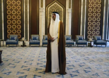 El emir qatarí Sheikh Tamim bin Hamad Al-Thani espera la llegada del secretario de Estado estadounidense Antony Blinken en Lusail, Qatar, el 13 de octubre de 2023. (AP Photo/Jacquelyn Martin, Pool, Archivo)