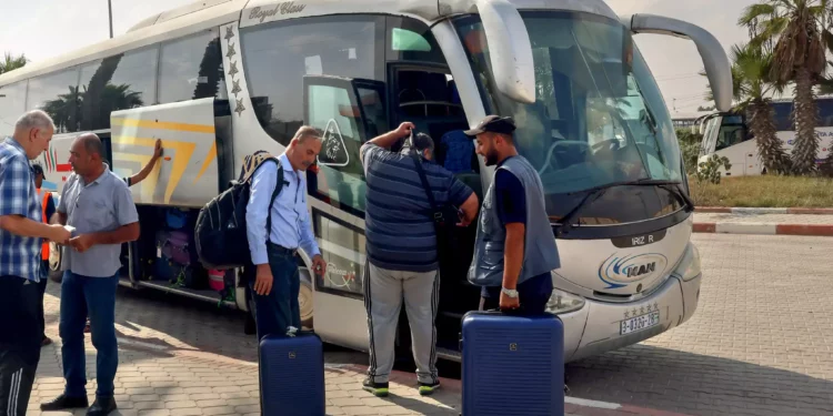 Palestinos con doble nacionalidad y extranjeros se preparan para cruzar el punto fronterizo de Rafah con Egipto, en el sur de la Franja de Gaza, el 2 de noviembre de 2023. (Fotografía de SAID KHATIB / AFP)