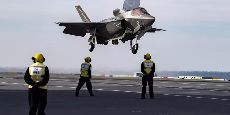 Finaliza DT-3 de F-35 en portaaviones británicos