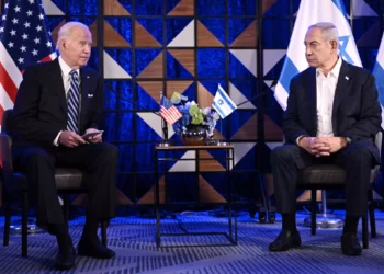 El presidente de EEUU, Joe Biden (I), se reúne con el primer ministro de Israel, Benjamin Netanyahu, en Tel Aviv el 18 de octubre de 2023, (Brendan Smialowski / AFP)