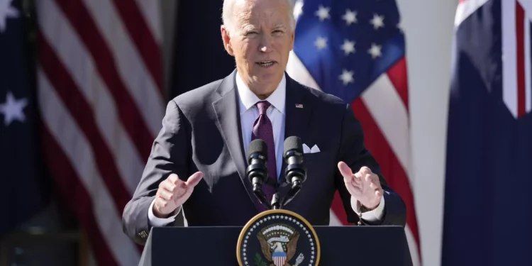 El presidente de EEUU, Joe Biden, habla durante una rueda de prensa con el primer ministro de Australia, Anthony Albanese, en la Rosaleda de la Casa Blanca en Washington, el miércoles 25 de octubre de 2023. (AP Photo/Manuel Balce Ceneta)