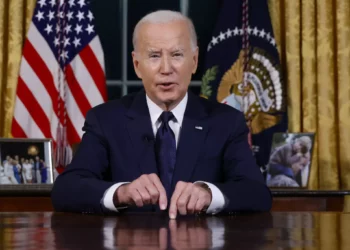 El presidente estadounidense Joe Biden habla desde el Despacho Oval de la Casa Blanca en Washington, el 19 de octubre de 2023. (Jonathan Ernst/ Pool vía AP)