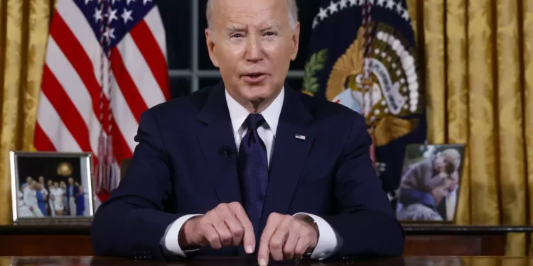 El presidente estadounidense Joe Biden habla desde el Despacho Oval de la Casa Blanca en Washington, el 19 de octubre de 2023. (Jonathan Ernst/ Pool vía AP)