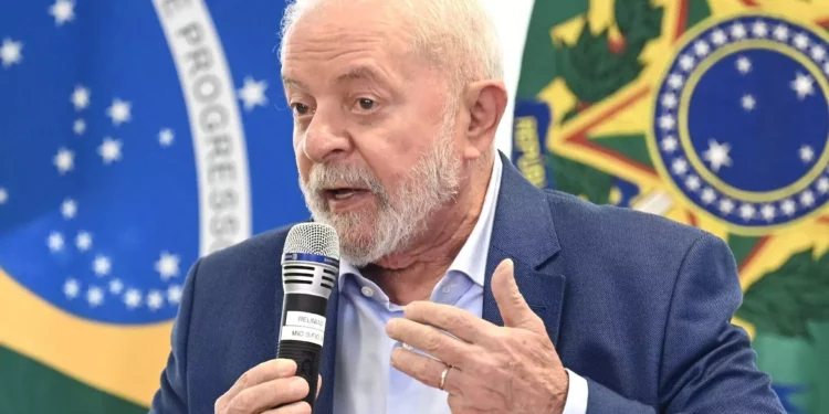 El presidente brasileño Luiz Inacio Lula da Silva habla durante una reunión ministerial para discutir proyectos de inversión en infraestructuras en el Palacio de Planalto en Brasilia, el 3 de noviembre de 2023. (Evaristo Sa/AFP)