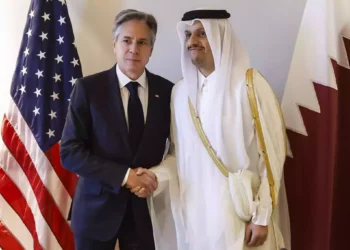 El Secretario de Estado de EEUU, Antony Blinken, izquierda, se reúne con el Primer Ministro y Ministro de Asuntos Exteriores de Qatar, Sheikh Mohammed bin Abdulrahman bin Jassim Al-Thani, en un hotel durante un día de reuniones, en medio del actual conflicto entre Israel y Hamás, en Amman, Jordania, sábado 4 de noviembre de 2023. (Jonathan Ernst/Pool Photo vía AP)