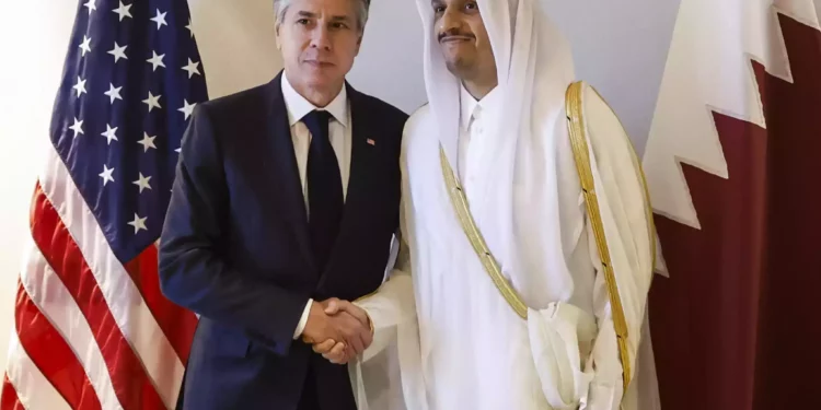 El Secretario de Estado de EEUU, Antony Blinken, izquierda, se reúne con el Primer Ministro y Ministro de Asuntos Exteriores de Qatar, Sheikh Mohammed bin Abdulrahman bin Jassim Al-Thani, en un hotel durante un día de reuniones, en medio del actual conflicto entre Israel y Hamás, en Amman, Jordania, sábado 4 de noviembre de 2023. (Jonathan Ernst/Pool Photo vía AP)