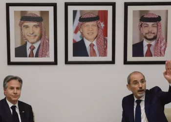 El secretario de Estado estadounidense Antony Blinken asiste a una reunión con el viceprimer ministro y ministro de Asuntos Exteriores jordano Ayman Safadi, durante una jornada de reuniones sobre la guerra en curso entre Israel y el grupo terrorista palestino Hamás, en Ammán, Jordania, el 4 de noviembre de 2023. (Jonathan Ernst/Foto compartida vía AP)