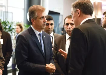 El ministro de Asuntos Exteriores, Eli Cohen, en el centro, llega al Parlamento Europeo en Bruselas, el 8 de noviembre de 2023. (AP Photo/Omar Havana)