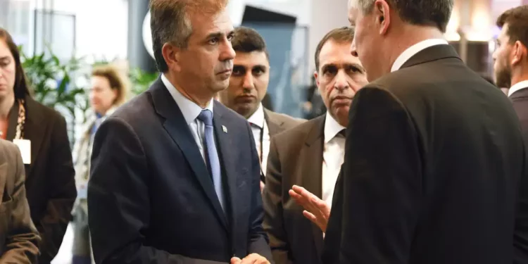 El ministro de Asuntos Exteriores, Eli Cohen, en el centro, llega al Parlamento Europeo en Bruselas, el 8 de noviembre de 2023. (AP Photo/Omar Havana)