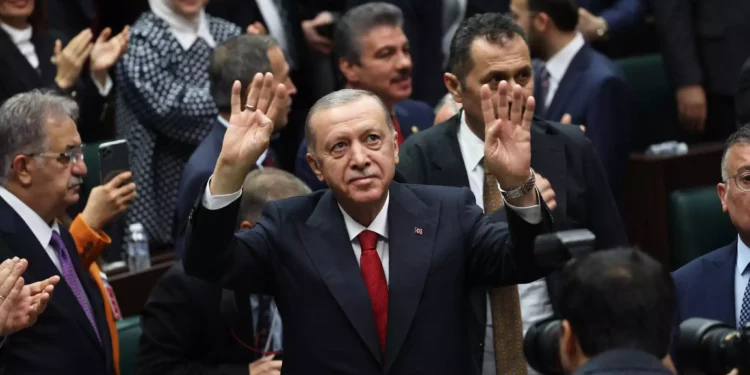 El presidente turco y líder del Partido de la Justicia y el Desarrollo (AK), Recep Tayyip Erdogan (C), gesticula durante la reunión de grupo de su partido en la Gran Asamblea Nacional turca en Ankara, el 15 de noviembre de 2023. (Adem ALTAN / AFP)