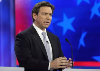 El gobernador de Florida, Ron DeSantis, habla durante un debate de las primarias presidenciales republicanas organizado por NBC News, el 8 de noviembre de 2023, en el Adrienne Arsht Center for the Performing Arts del condado de Miami-Dade, en Miami. (AP Photo/Rebecca Blackwell)