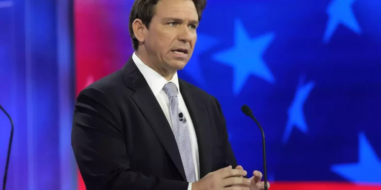 El gobernador de Florida, Ron DeSantis, habla durante un debate de las primarias presidenciales republicanas organizado por NBC News, el 8 de noviembre de 2023, en el Adrienne Arsht Center for the Performing Arts del condado de Miami-Dade, en Miami. (AP Photo/Rebecca Blackwell)