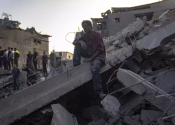 Palestinos en la escena de un bombardeo israelí en Maghazi, Franja de Gaza, 5 de noviembre de 2023. (AP Photo/Fatima Shbair)