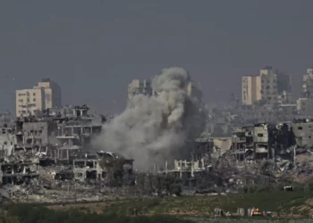 Se levanta humo tras un ataque aéreo israelí en la Franja de Gaza, visto desde el sur de Israel, martes 31 de octubre de 2023. (AP Photo/Ariel Schalit, Archivo)