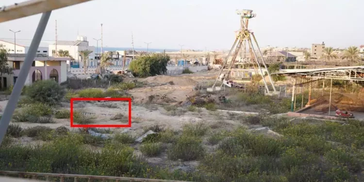 Lanzacohetes de Hamás encontrados por las tropas israelíes en el interior de un recinto de juegos y parques de atracciones en el norte de la Franja de Gaza, 5 de noviembre de 2023. (Fuerzas de Defensa de Israel)