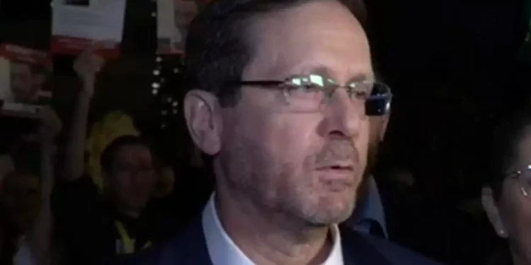 El presidente Isaac Herzog se reúne con las familias de los israelíes retenidos como rehenes por Hamás en Gaza, el 9 de noviembre de 2023 en Tel Aviv. (Captura de pantalla de Channel 12; utilizada de conformidad con la cláusula 27a de la ley de derechos de autor))
