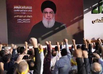 Seguidores de Hezbolá, apoyada por Irán, levantan los puños y vitorean mientras el líder Hassan Nasrallah pronuncia un discurso a través de una conexión de vídeo durante un mitin en Beirut, Líbano, el viernes 3 de noviembre de 2023 (AP Photo/Hussein Malla).